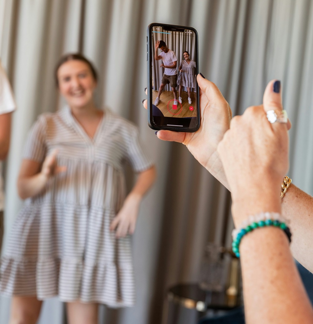 Influencer filmt ein Video von zwei tanzenden Personen.