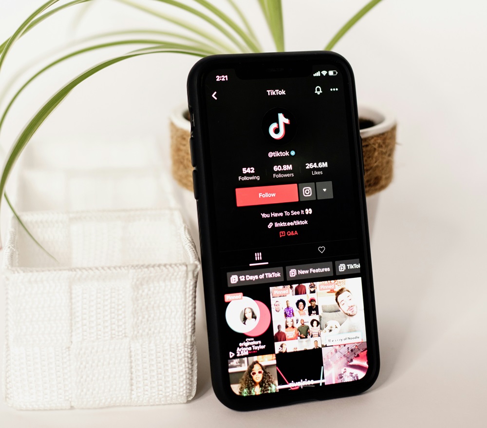 Smartphone, das TikTok-Videos zeigt