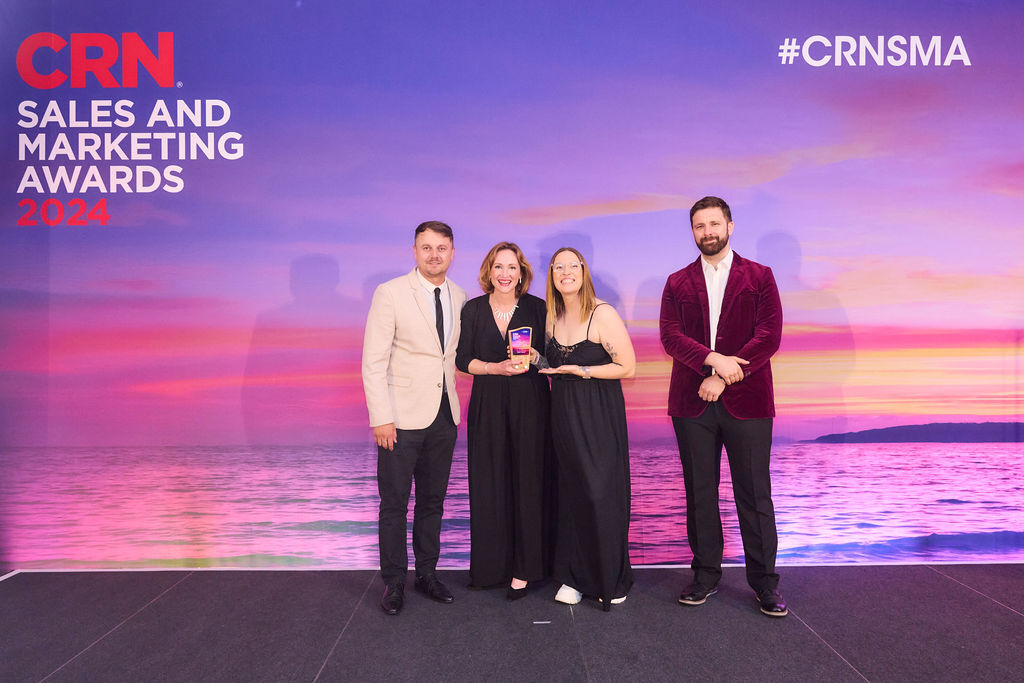 Le personnel d'Exclaimer reçoit le prix CRN sur scène