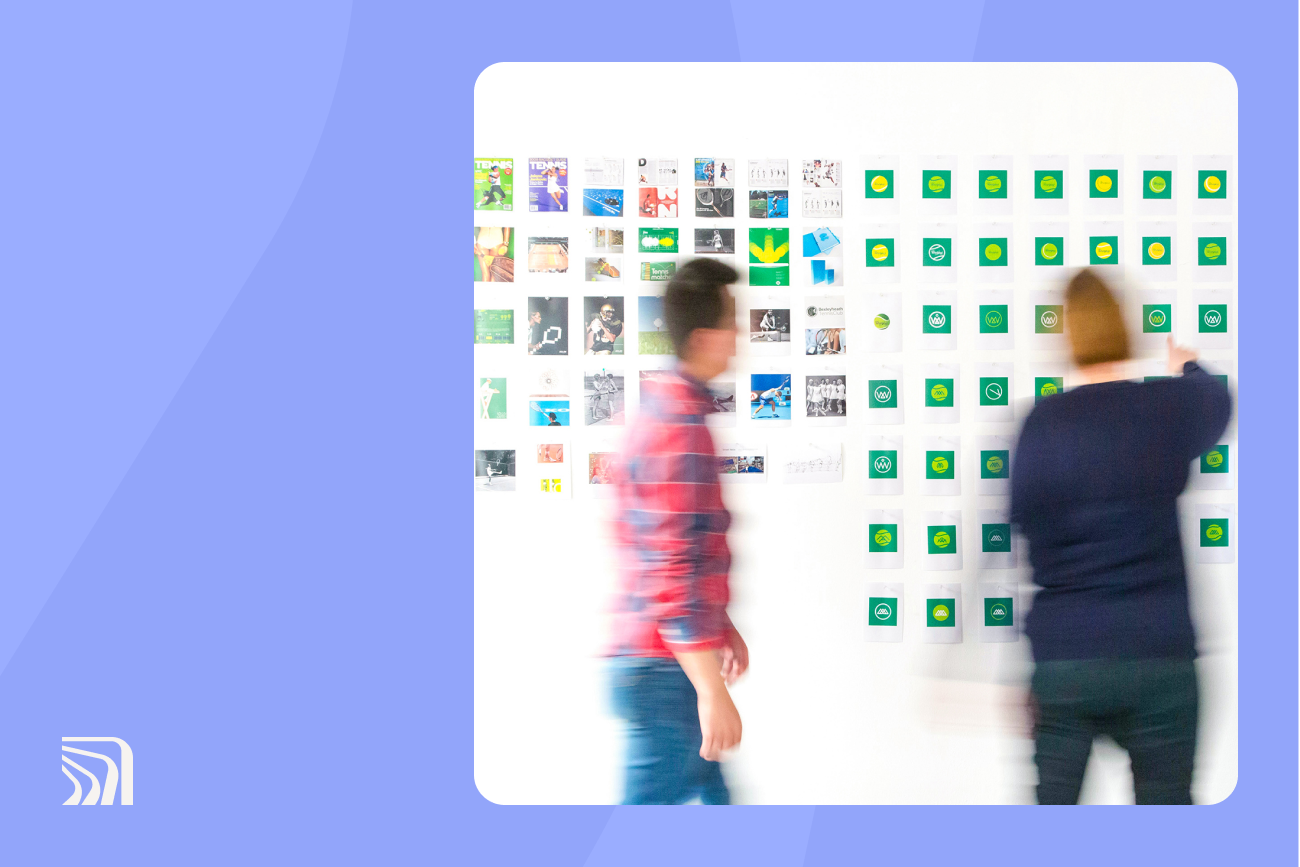 Bild von Büroangestellten, die mit Post-it-Notizen an der Wand planen.