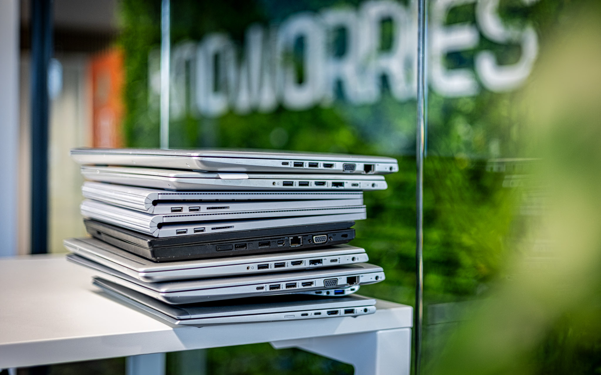 laptops with knoworries logo in background